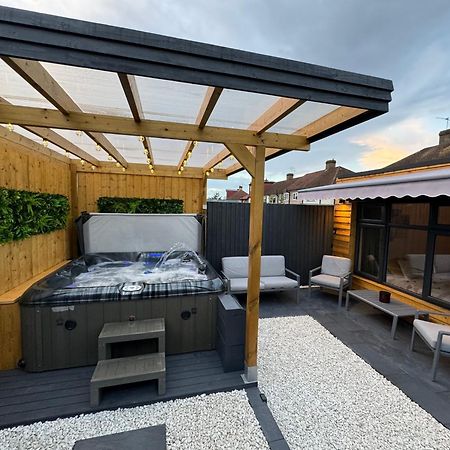Appartamento Wild & Free Hot Tub Retreat Dartford Esterno foto