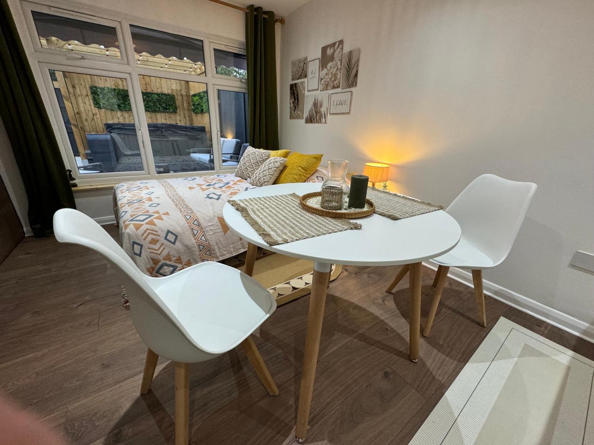 Appartamento Wild & Free Hot Tub Retreat Dartford Esterno foto