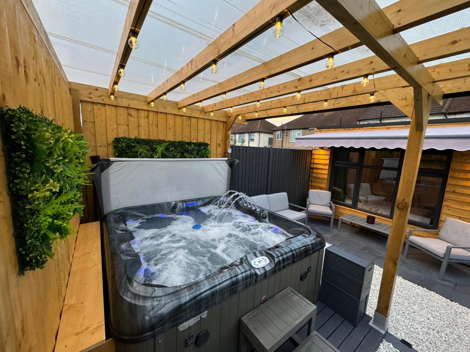 Appartamento Wild & Free Hot Tub Retreat Dartford Esterno foto